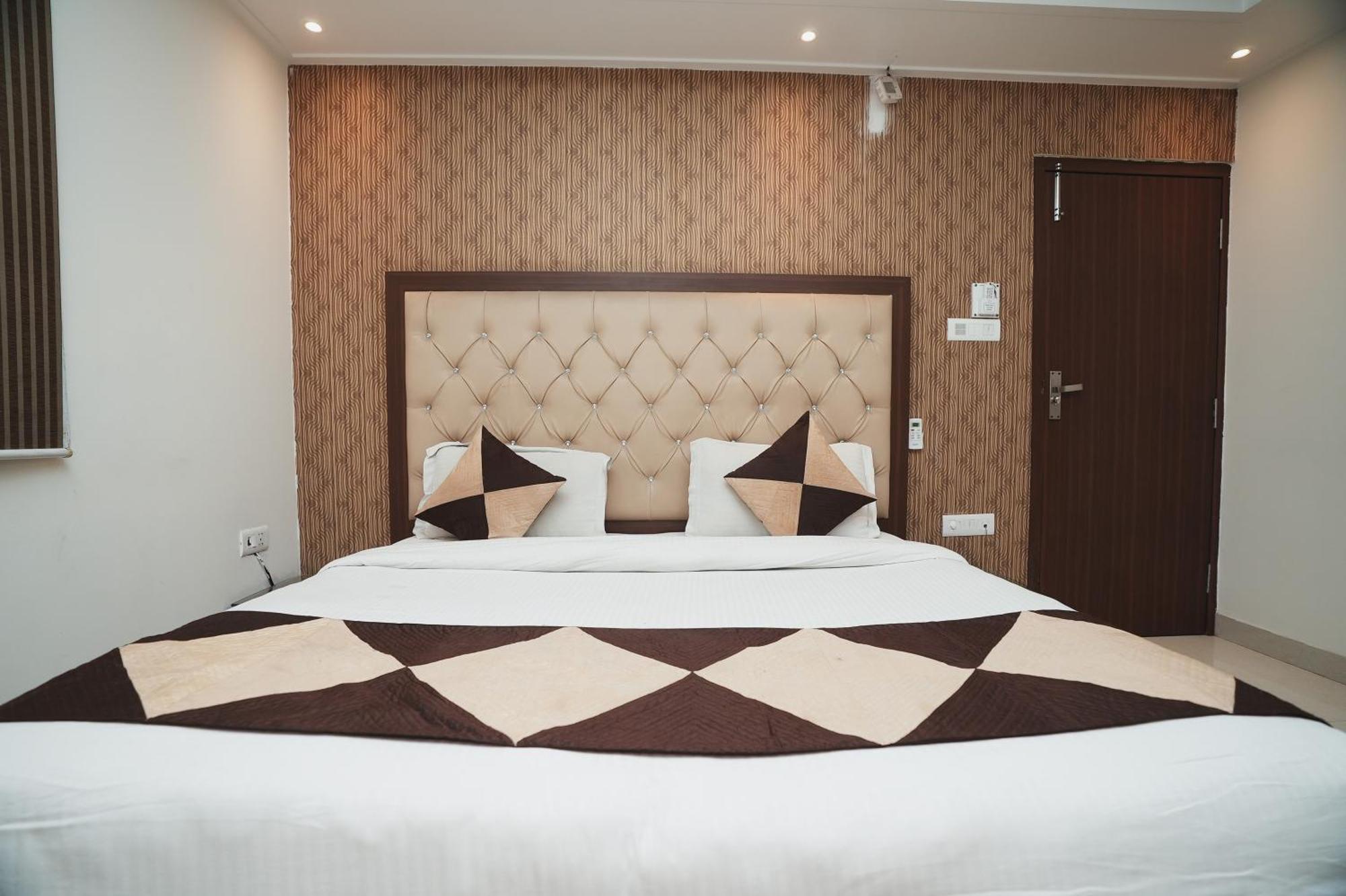 Hotel B Continental Delhi  Eksteriør billede