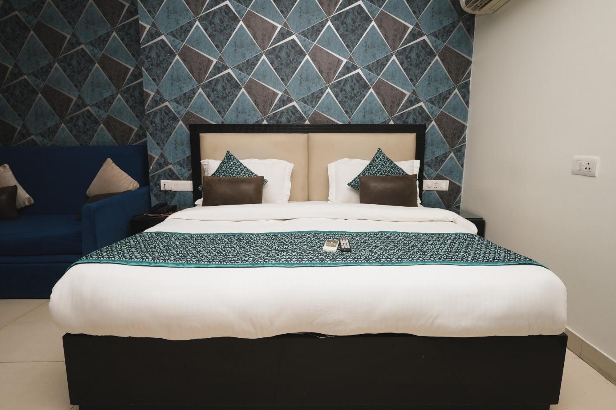 Hotel B Continental Delhi  Eksteriør billede