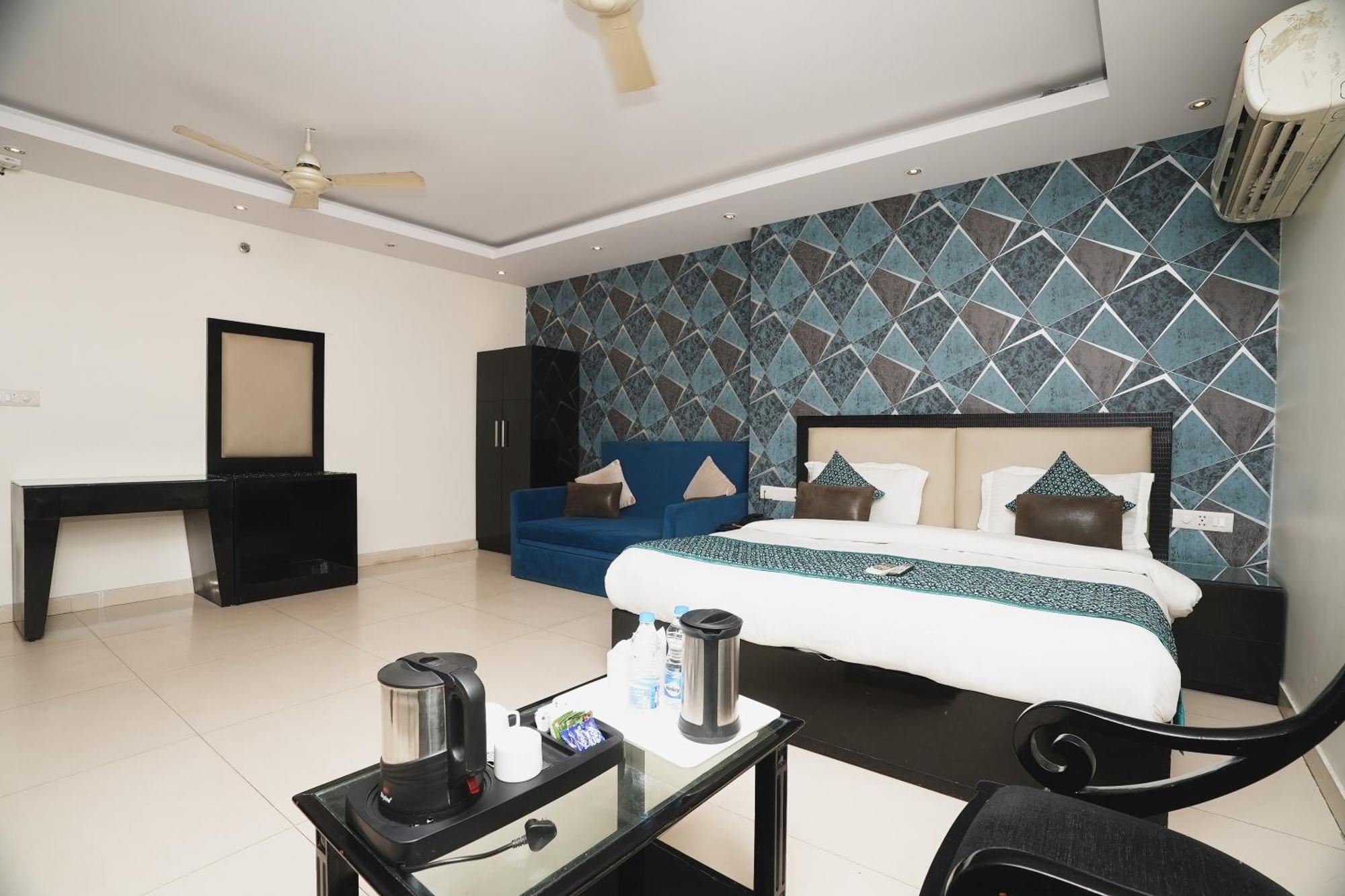 Hotel B Continental Delhi  Eksteriør billede