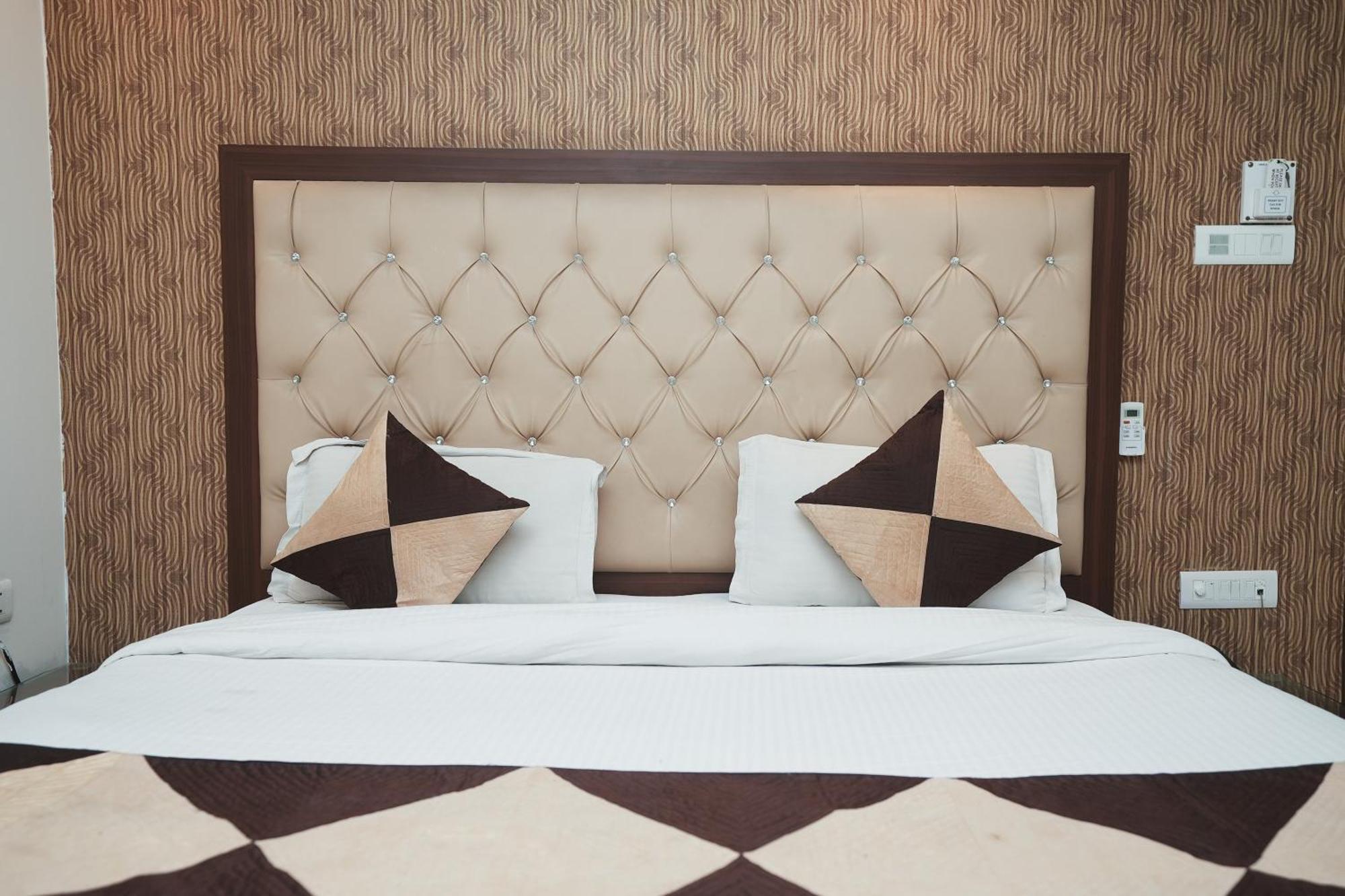 Hotel B Continental Delhi  Eksteriør billede