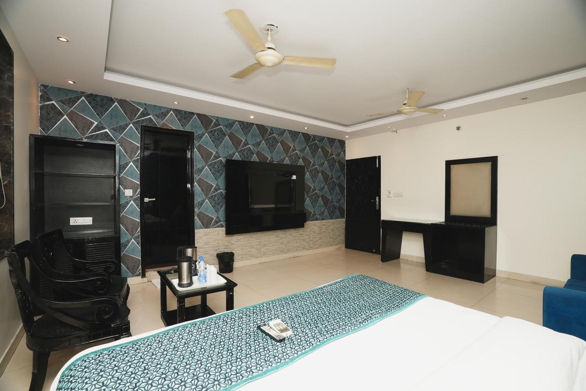 Hotel B Continental Delhi  Eksteriør billede