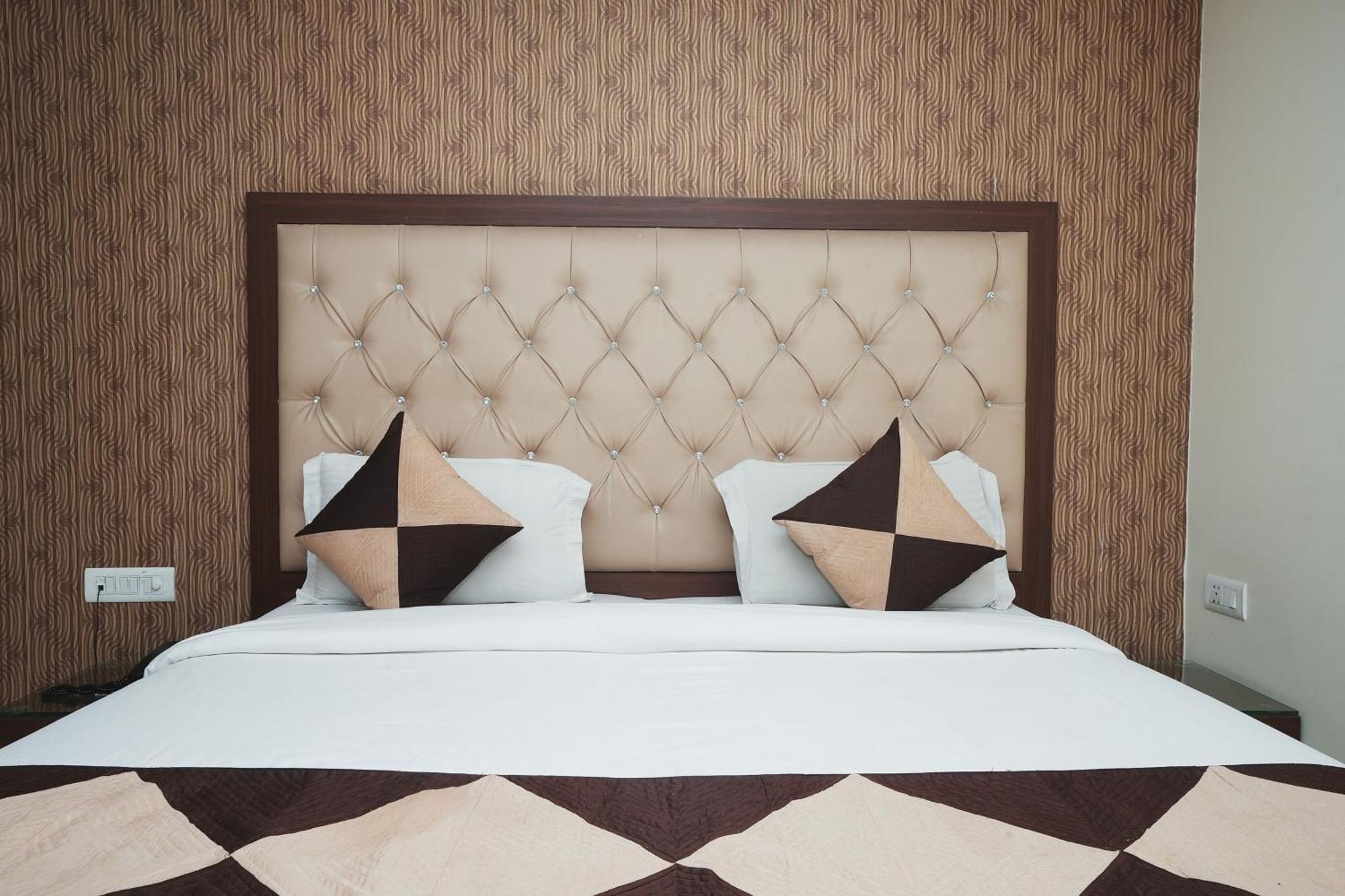 Hotel B Continental Delhi  Eksteriør billede