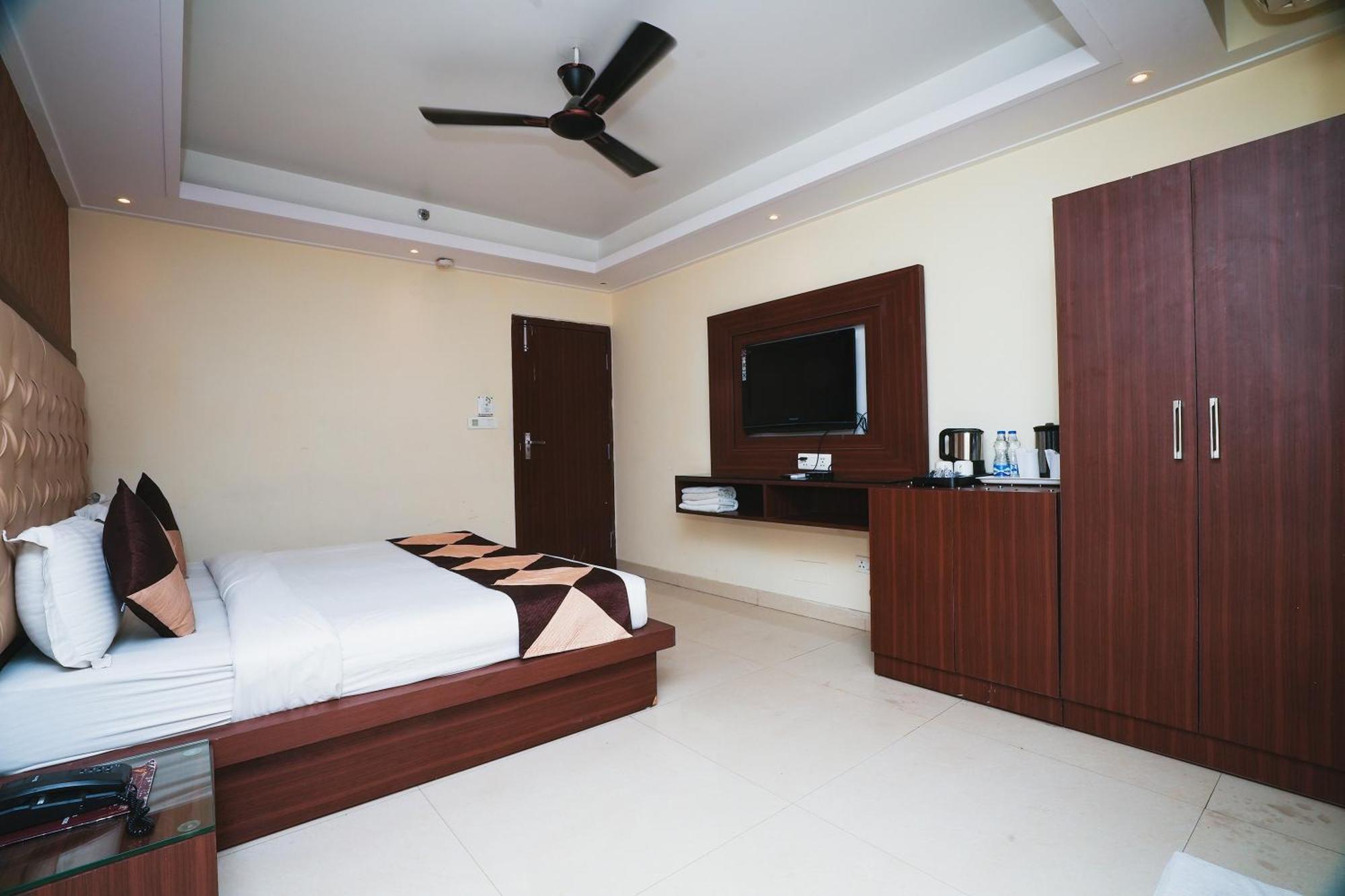 Hotel B Continental Delhi  Eksteriør billede