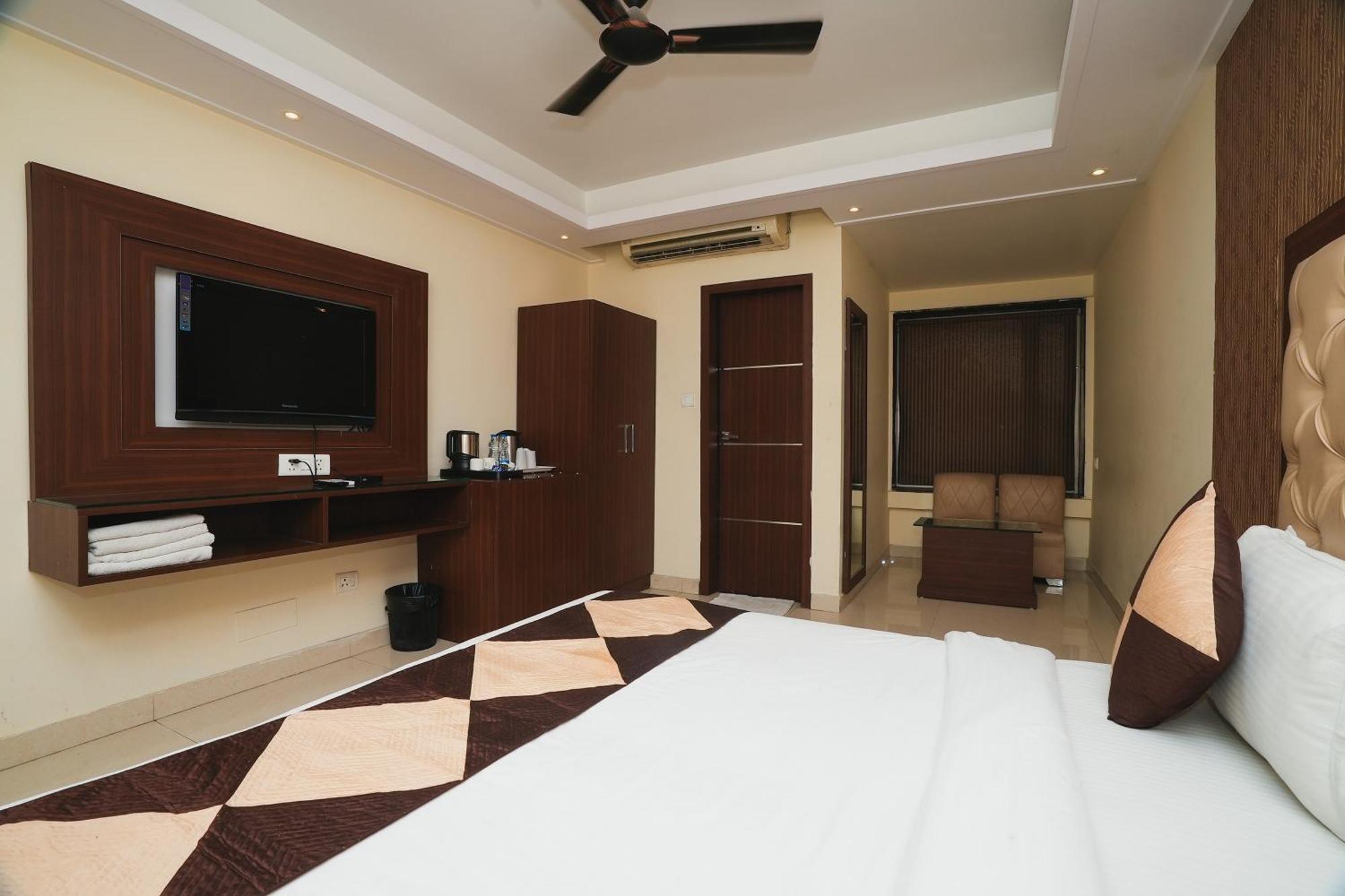 Hotel B Continental Delhi  Eksteriør billede