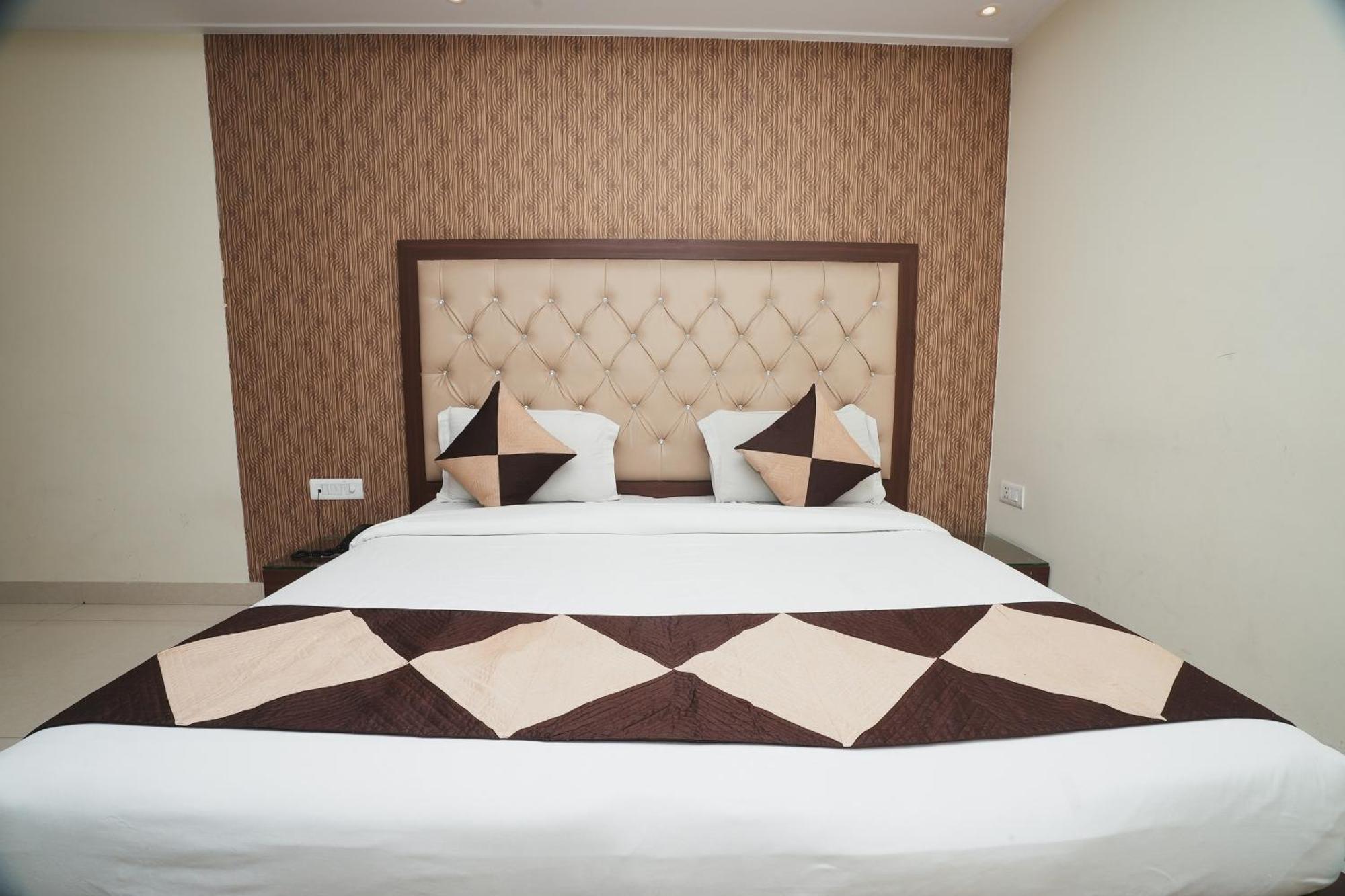 Hotel B Continental Delhi  Eksteriør billede
