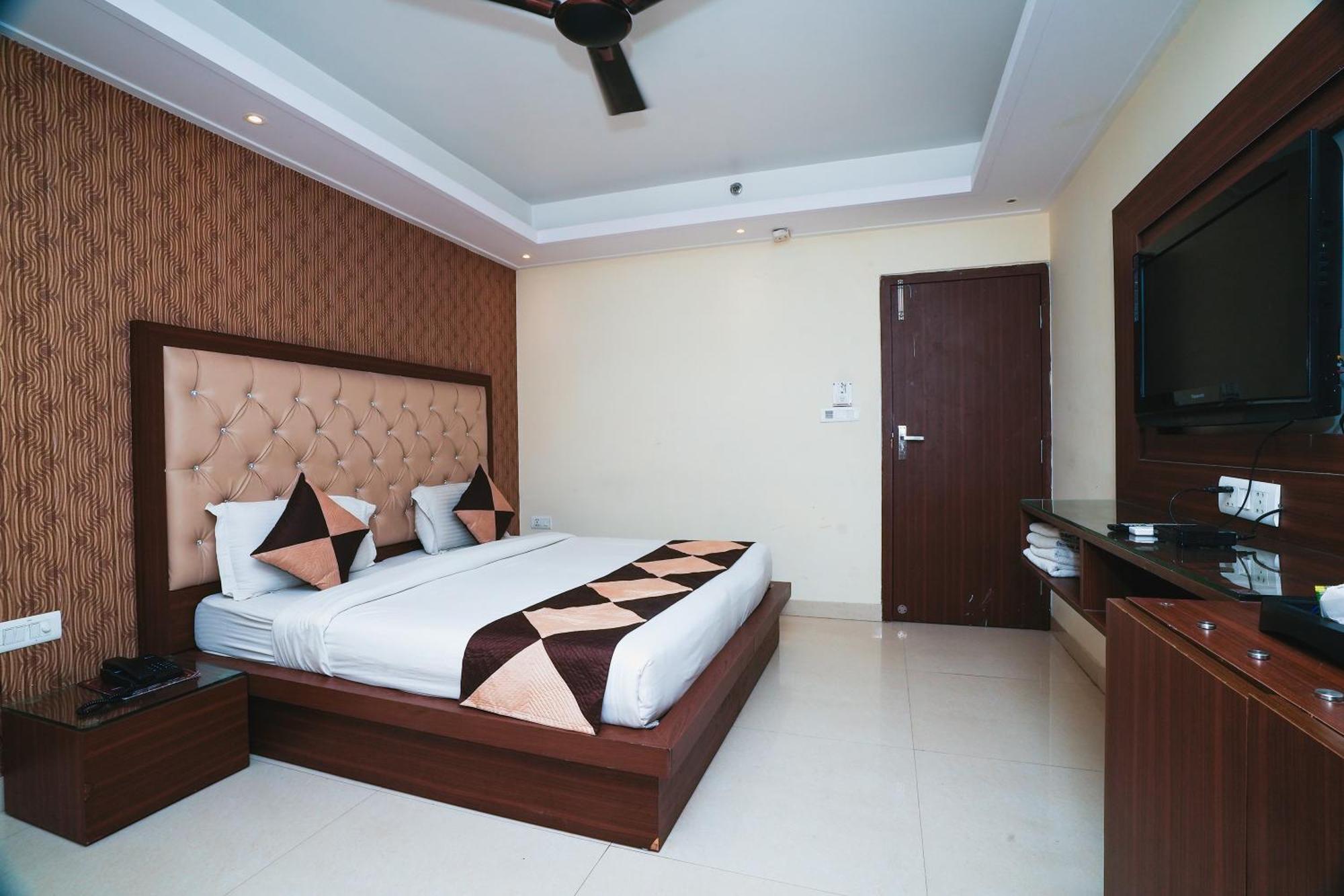 Hotel B Continental Delhi  Eksteriør billede