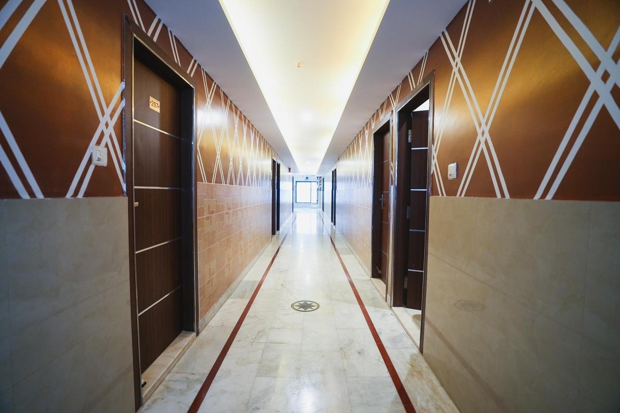 Hotel B Continental Delhi  Eksteriør billede
