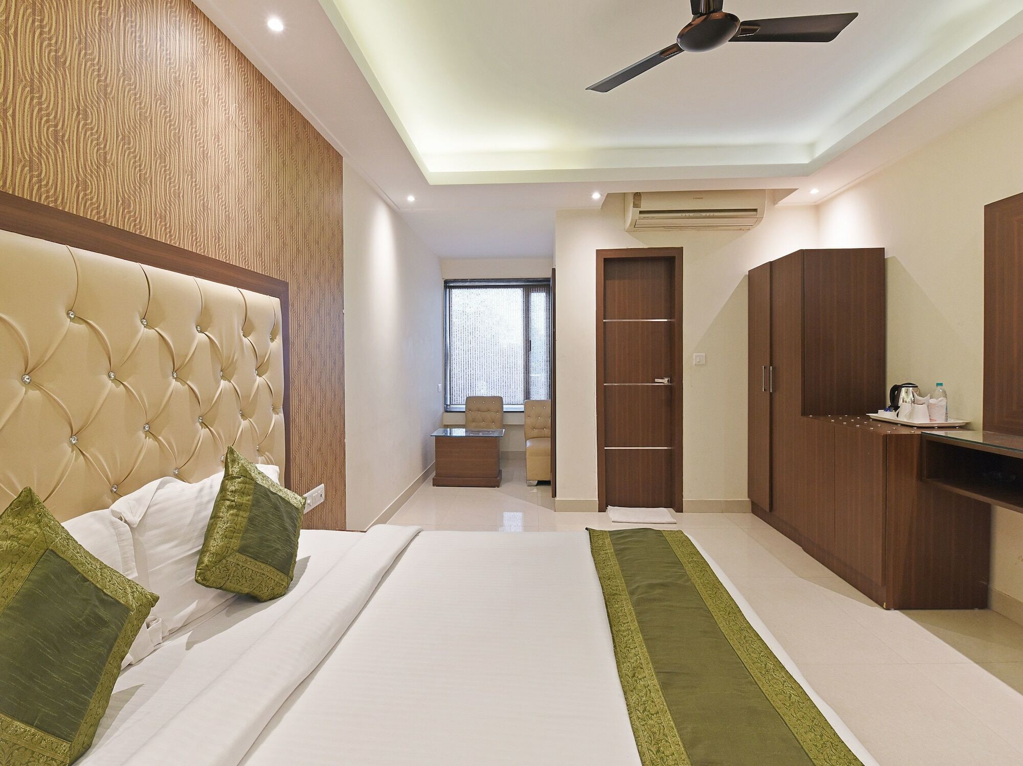 Hotel B Continental Delhi  Eksteriør billede